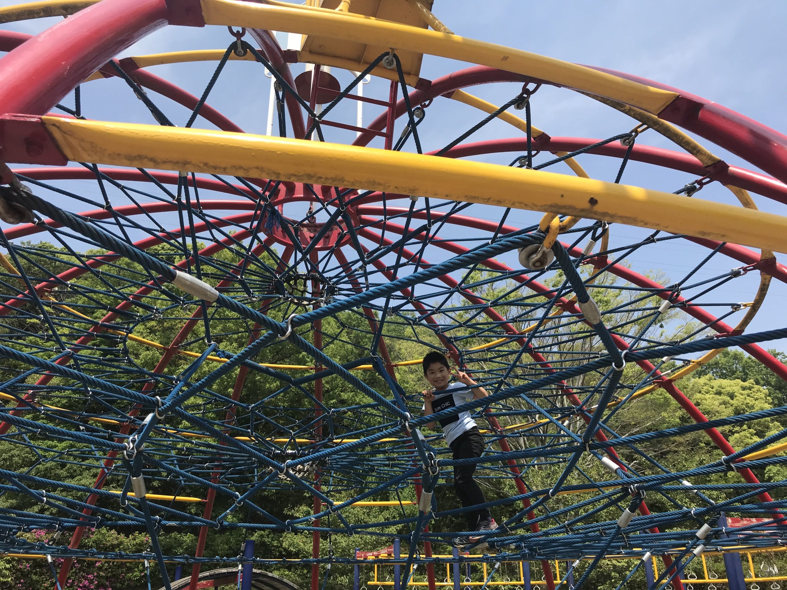向麻山公園の大型遊具で遊ぶ子供