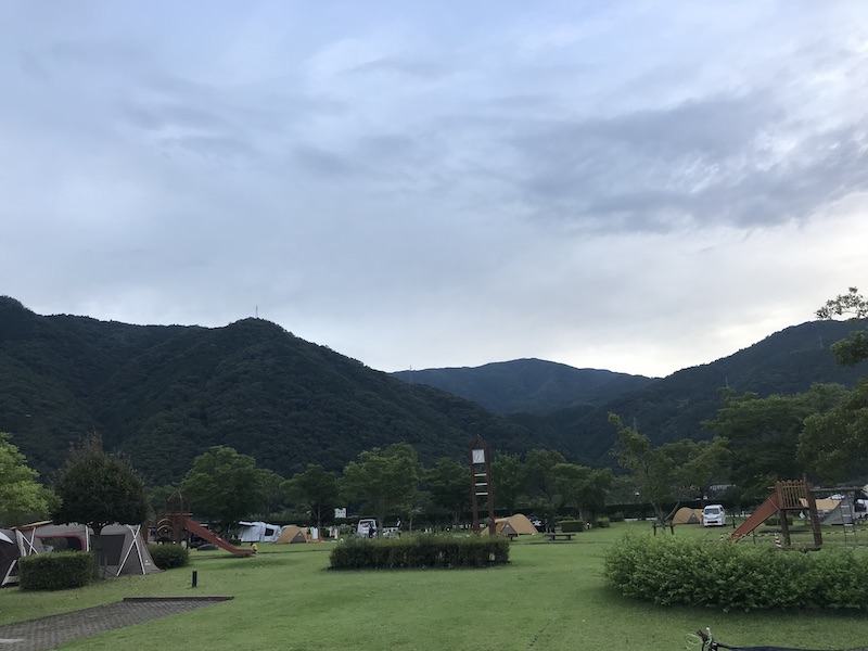 四国三郎の郷の電源付き区画サイト全体風景